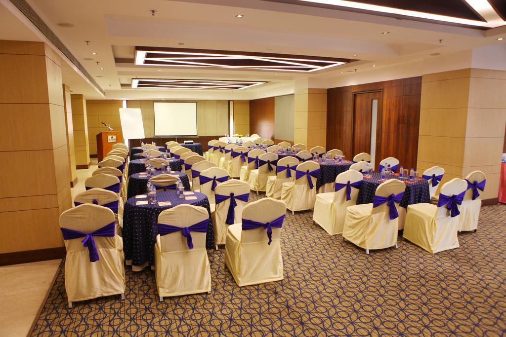 Lords Plaza Surat Hotel Bagian luar foto
