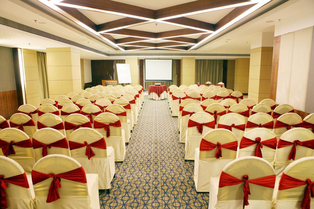 Lords Plaza Surat Hotel Bagian luar foto