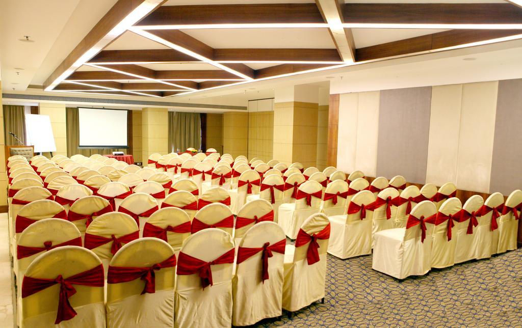Lords Plaza Surat Hotel Bagian luar foto
