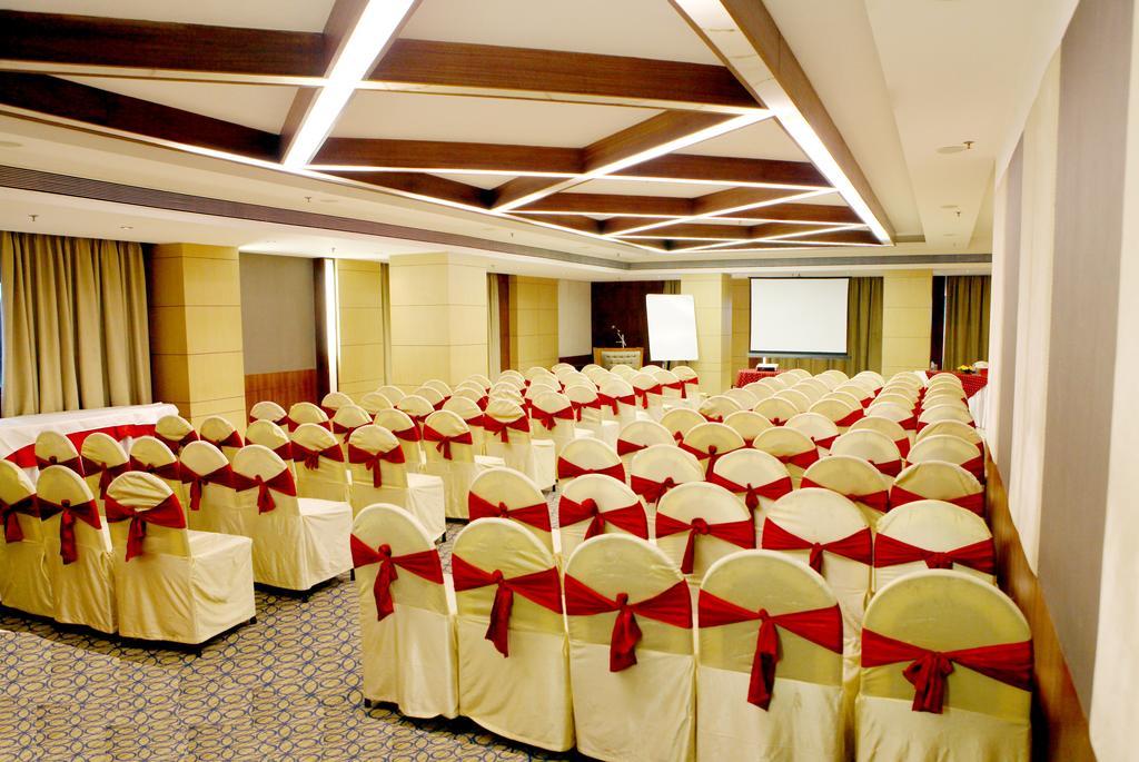Lords Plaza Surat Hotel Bagian luar foto
