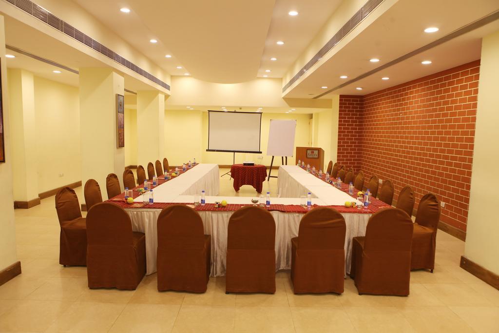Lords Plaza Surat Hotel Bagian luar foto