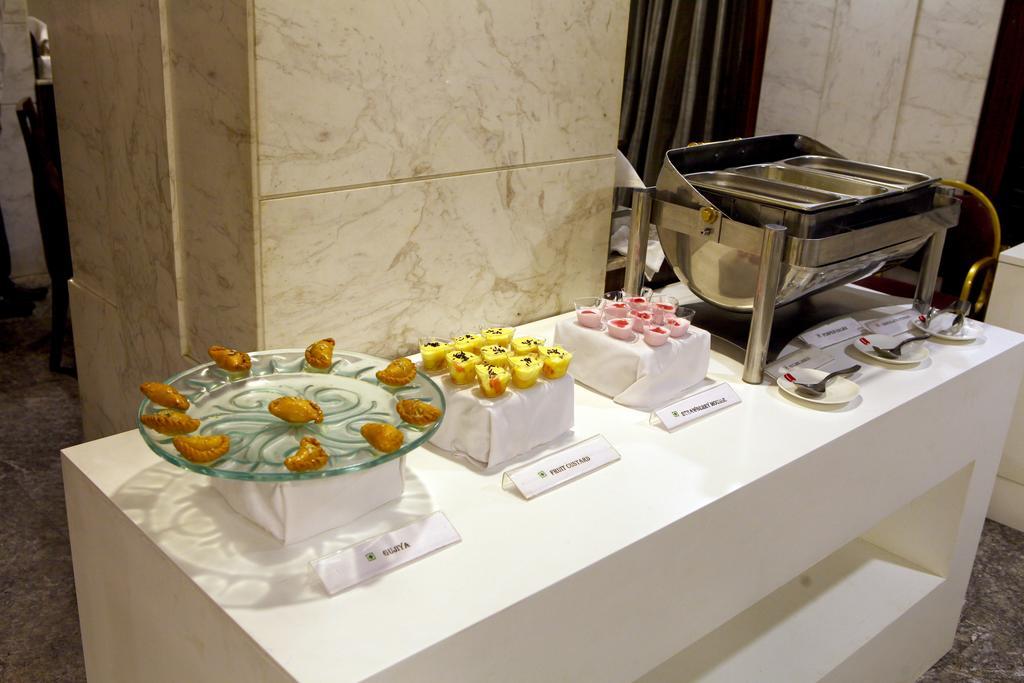 Lords Plaza Surat Hotel Bagian luar foto