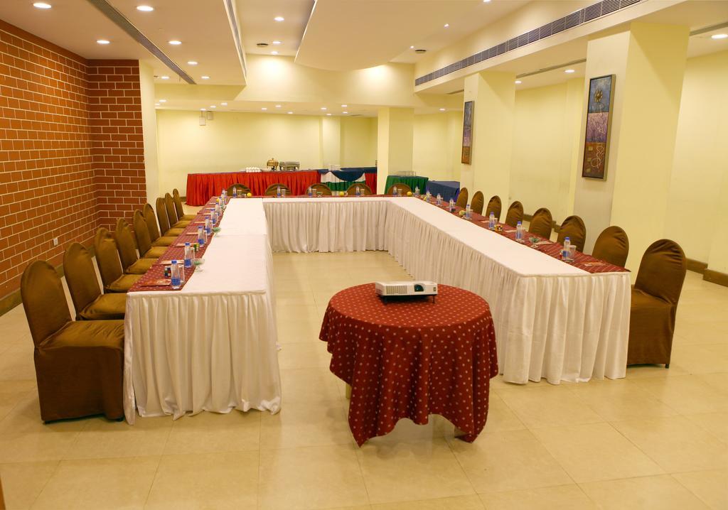Lords Plaza Surat Hotel Bagian luar foto