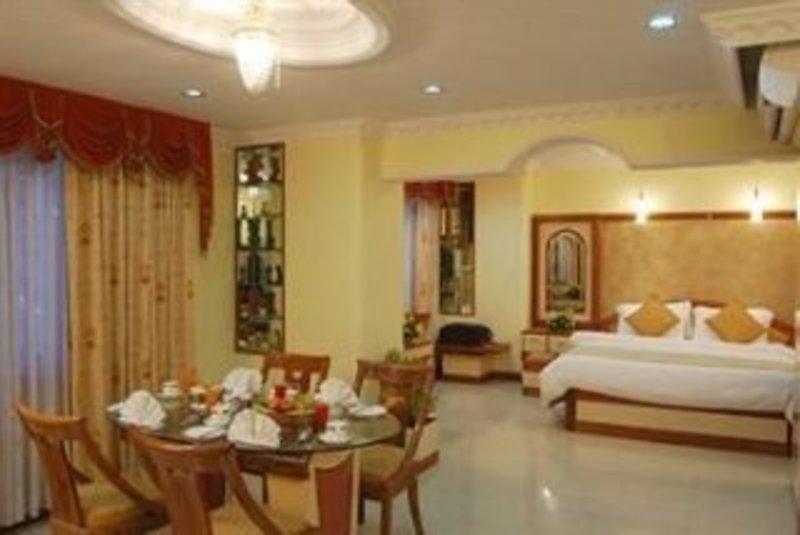 Lords Plaza Surat Hotel Bagian luar foto