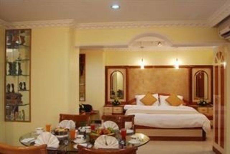 Lords Plaza Surat Hotel Bagian luar foto