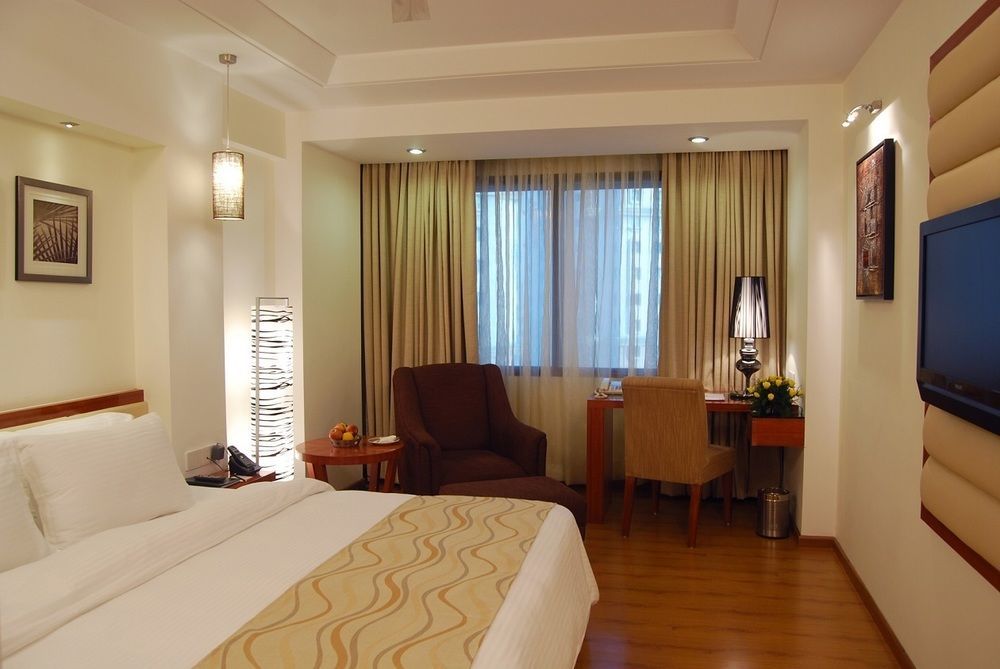 Lords Plaza Surat Hotel Ruang foto