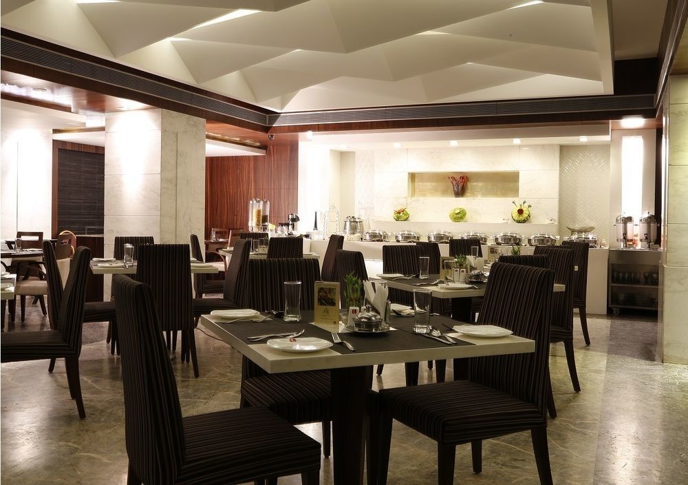 Lords Plaza Surat Hotel Bagian luar foto