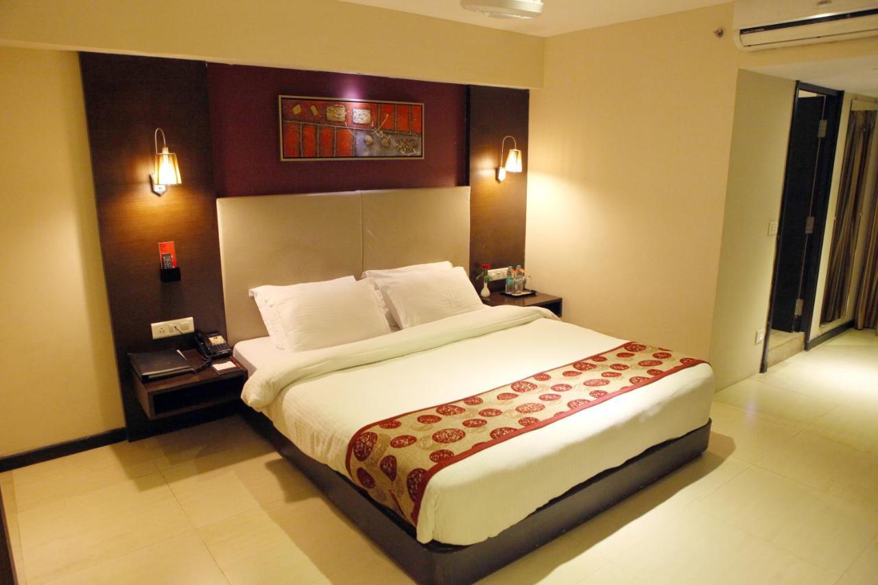Lords Plaza Surat Hotel Bagian luar foto