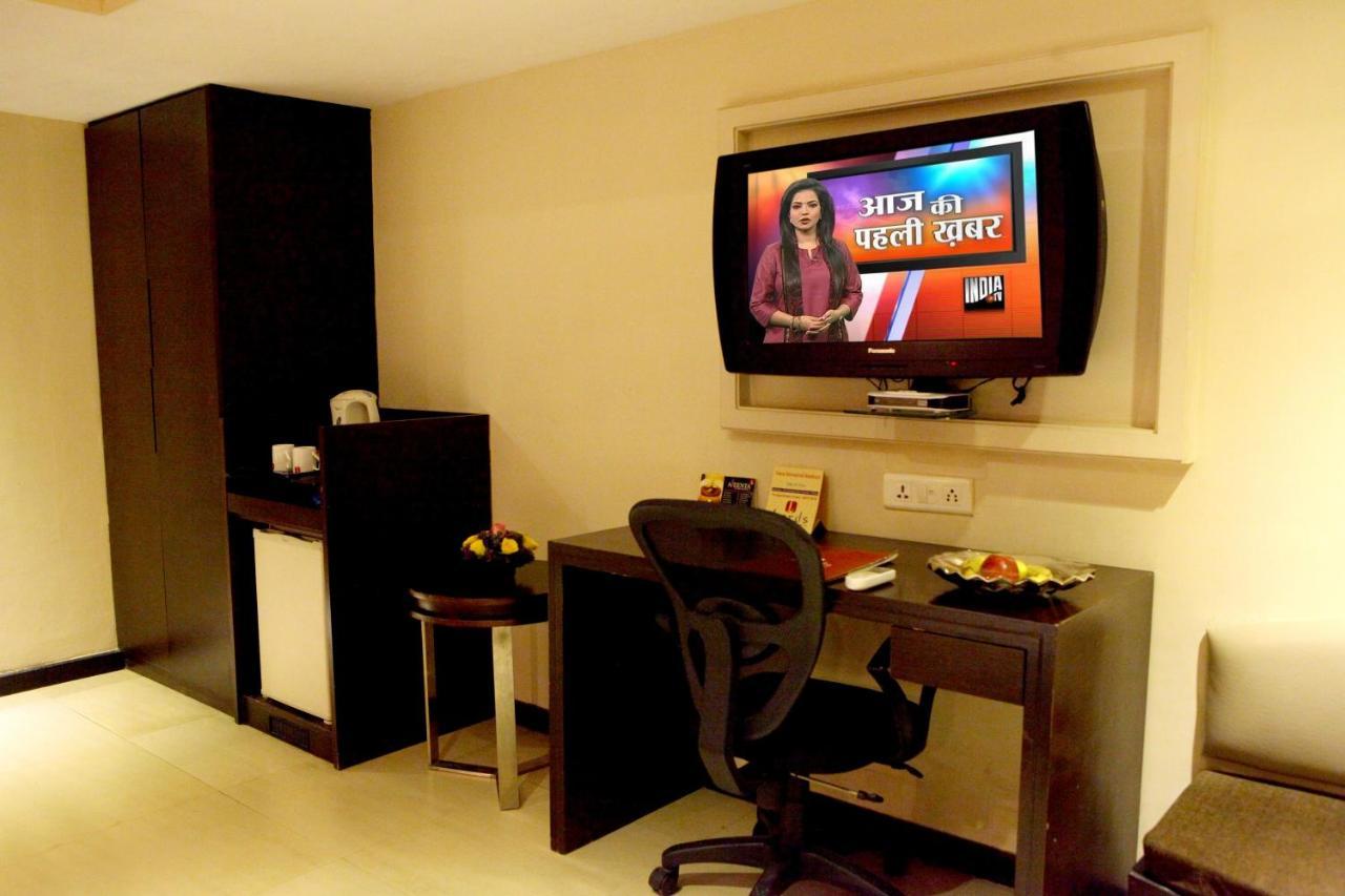 Lords Plaza Surat Hotel Bagian luar foto