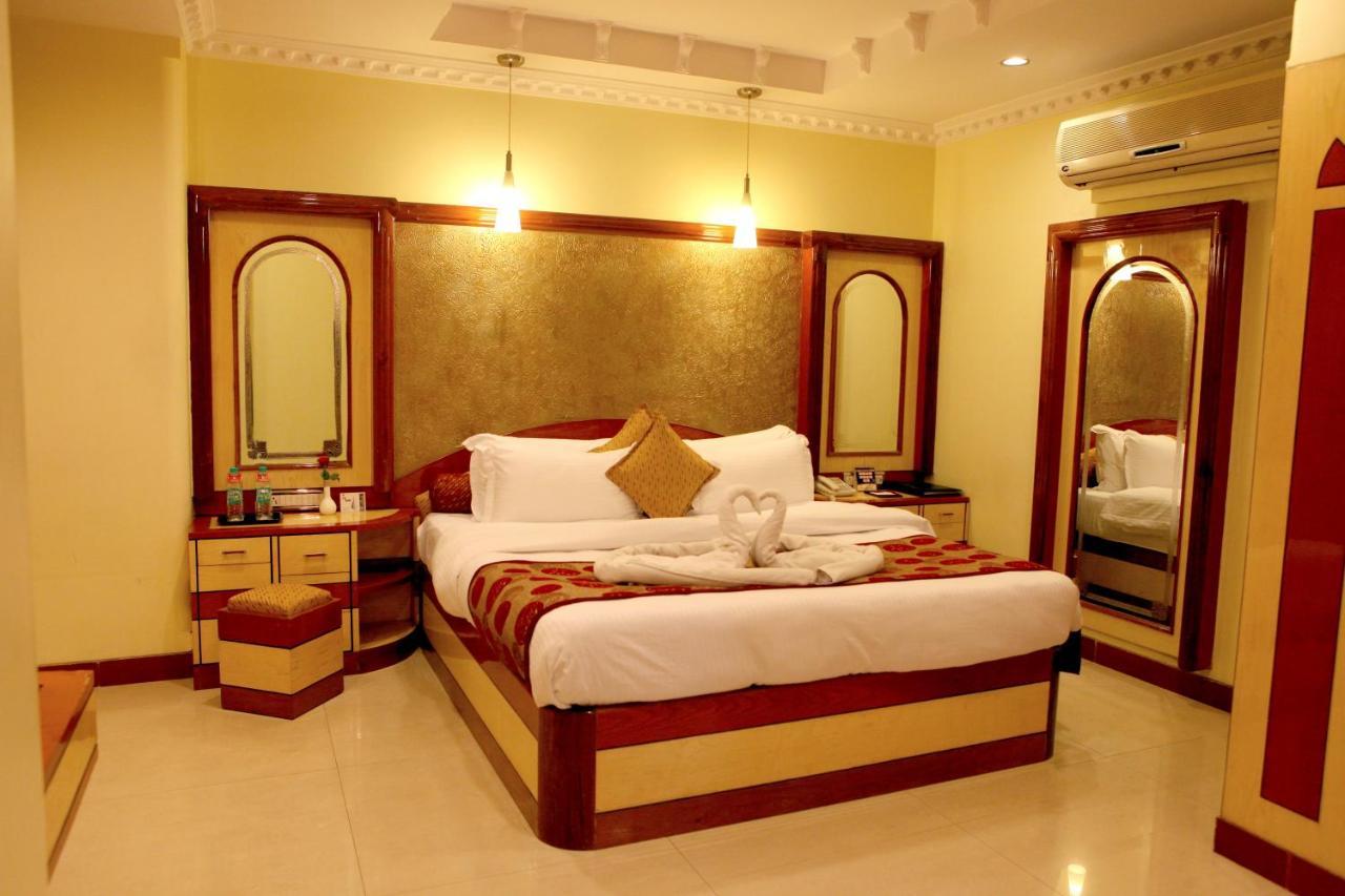 Lords Plaza Surat Hotel Bagian luar foto