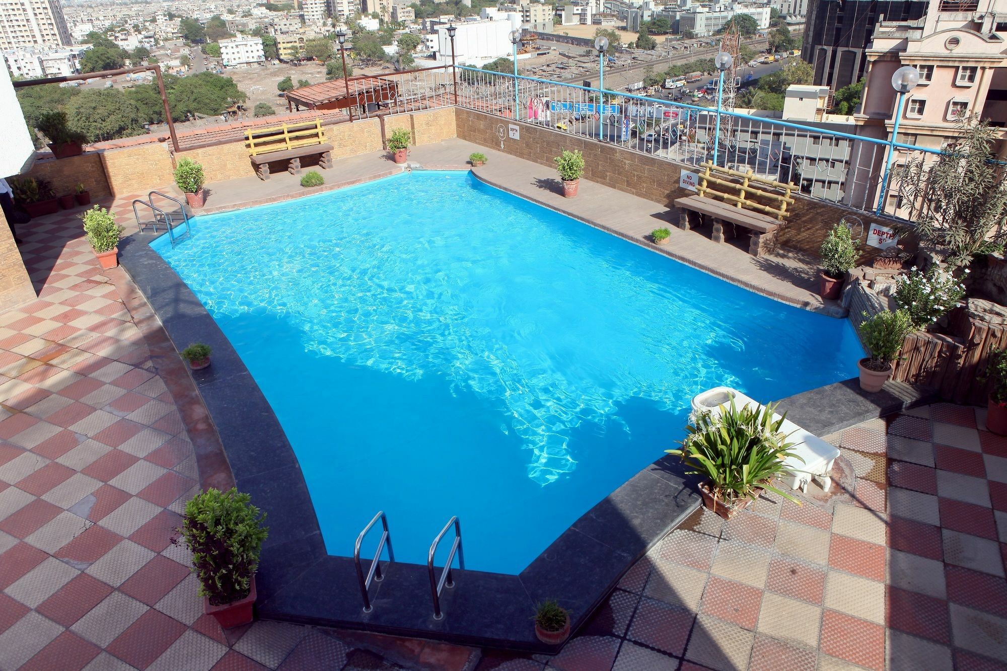 Lords Plaza Surat Hotel Bagian luar foto